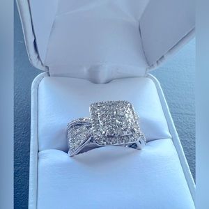 SOLD Real engagement/ anniversary ring
10kt Gold Cushion Cut 1.00 ct Diamond